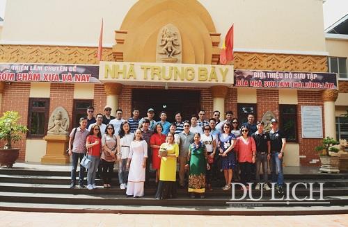 Đoàn khảo sát tham quan nhà trưng bày bảo tàng Chăm tại tỉnh Ninh Thuận